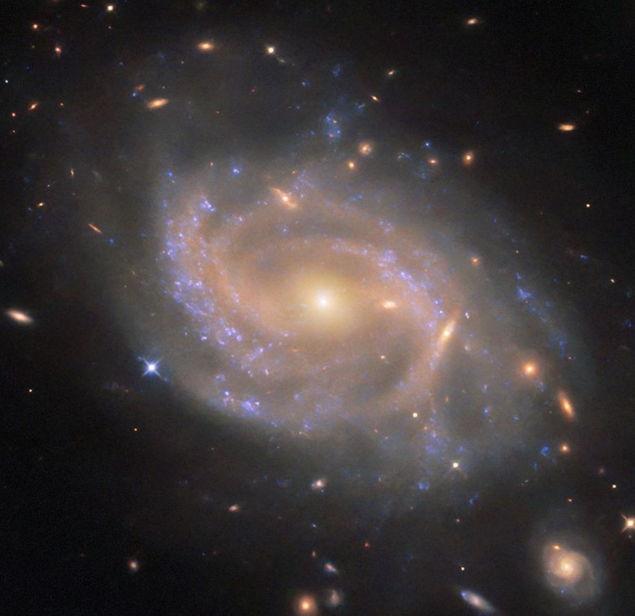Hubble_NGC3285B_potw2529a crop